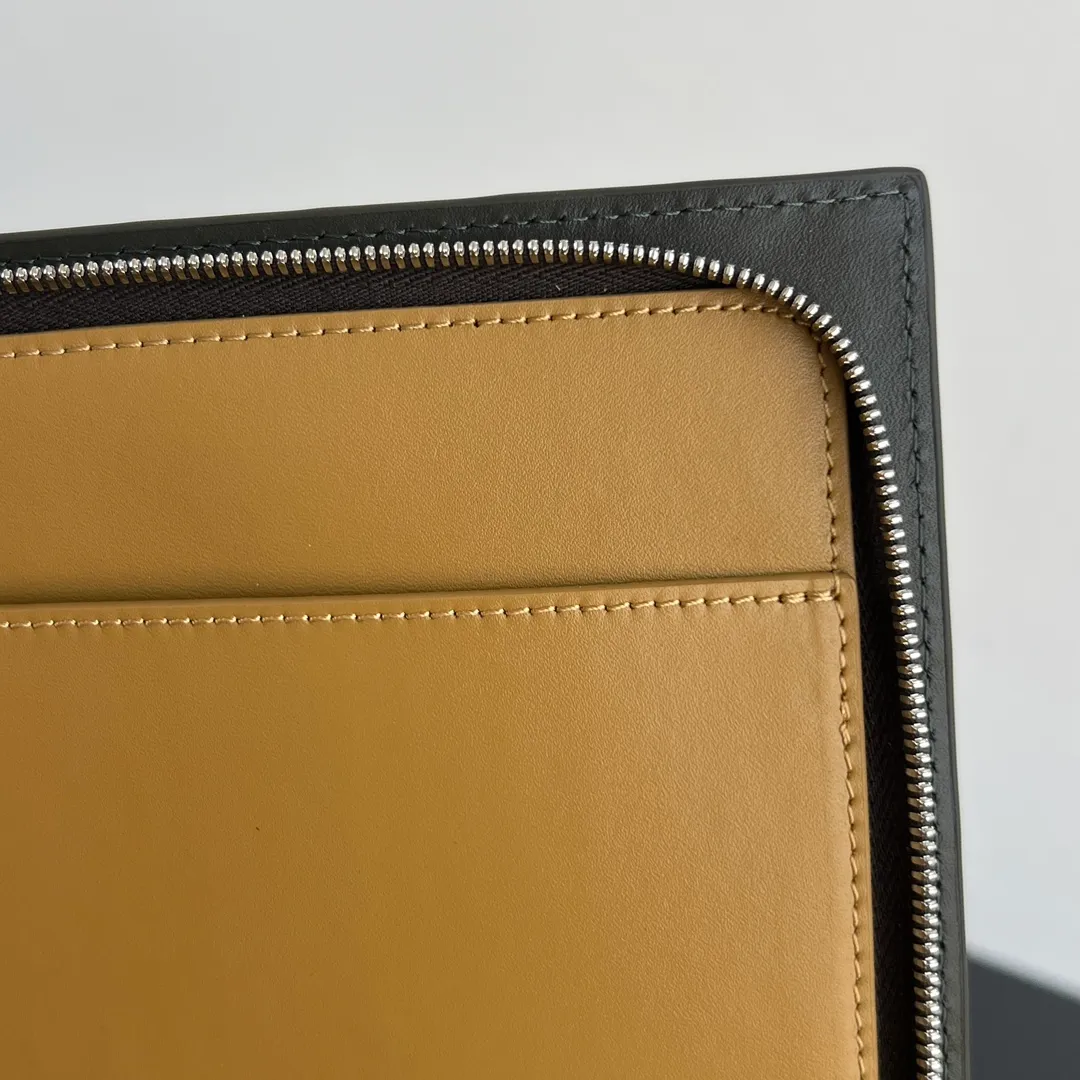 #博特家half-zip clutch bag 607479 intreccio woven clutch bag, low-key and brand-recognizable, made of imported calfskin, showing high-end soft texture and exquisite craftsmanship, with silver hardware half-zip closure, the main compartment provides enough storage space, this bag has a classic appearance that is timeless and practical! Whether it is for daily use or commuting to work, it can instantly improve the overall taste😄 This leather goods is an ideal travel companion, size: 33x24.5x2, P1960